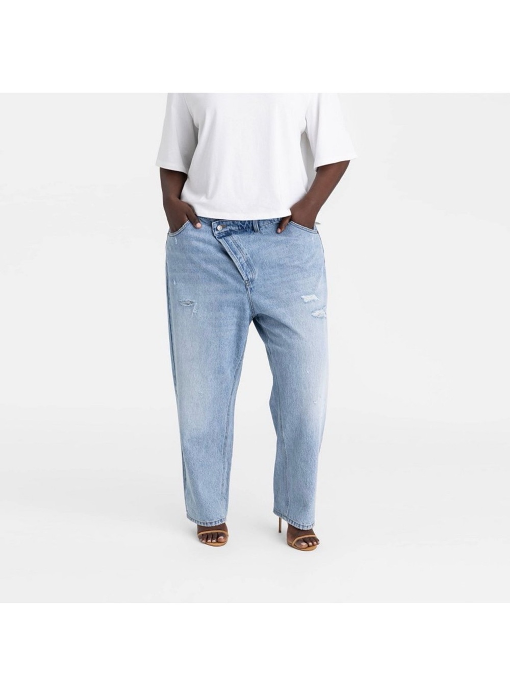 KBB by KAHLANA Women's Mid-Rise Tapered Leg 'The Dylan Jean' - Light
Wash 17